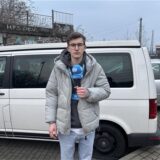 Reporter Julius Obhues steht vor einem Auto mit plattem Reifen an der Übelgönne in Dortmund.
