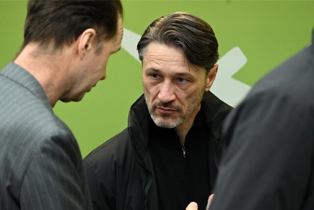 Niko Kovac spricht mit einem BVB-Mitarbeiter.