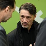 Niko Kovac spricht mit einem BVB-Mitarbeiter.