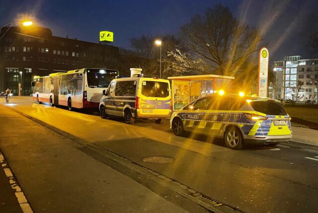 Einsatzkräfte der Polizei stehen am Nordausgang des Hauptbahnhofs. Dort waren Jugendliche mit einer vermeintlichen Schusswaffe gesichtet worden.