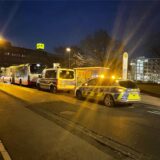 Einsatzkräfte der Polizei stehen am Nordausgang des Hauptbahnhofs. Dort waren Jugendliche mit einer vermeintlichen Schusswaffe gesichtet worden.