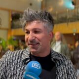 Lottomillionär Chico wird bei der Premiere von „Promis unter Palmen“ in Berlin interviewt.
