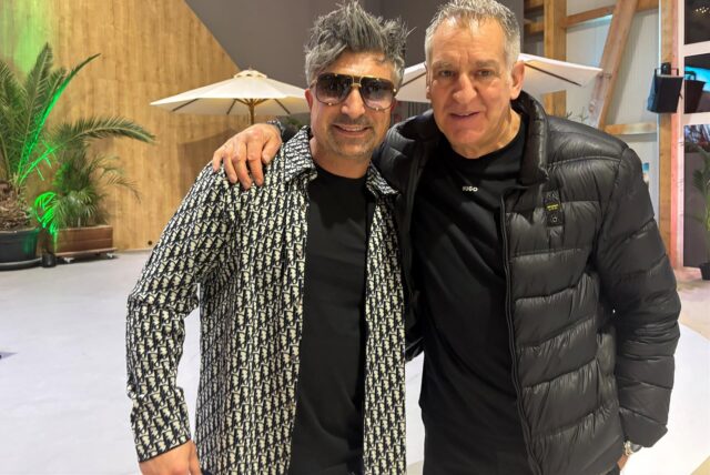 Kürsat „Chico“ Yildirim und Eike Immel auf der Premiere von „Promis unter Palmen“ in Berlin