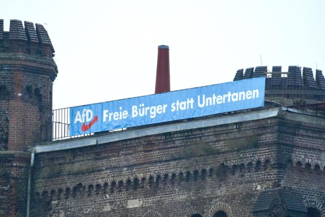 AfD-Transparent „Freie Bürger statt Untertanen“ am Malakowturm der Zeche Westhausen in Dortmund.