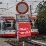 Vor zwei Stadtbahnen hängt ein Streikschild. (Symbolbild)