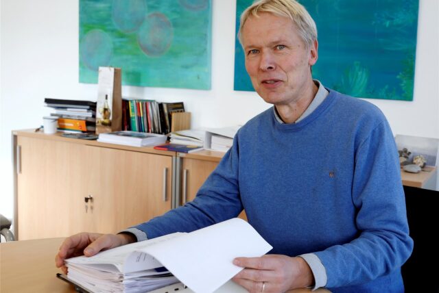 Ulrich Wessel am Schreibtisch