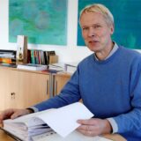 Ulrich Wessel am Schreibtisch