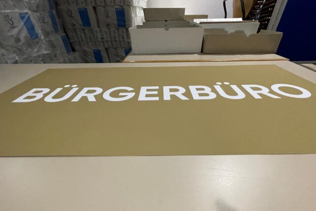 Das Bürgerbüro ist immer wieder Teil politischer Diskussionen. Die Beschäftigten dort im Rathaus sind als Service-Stelle für jeden Bürger da.