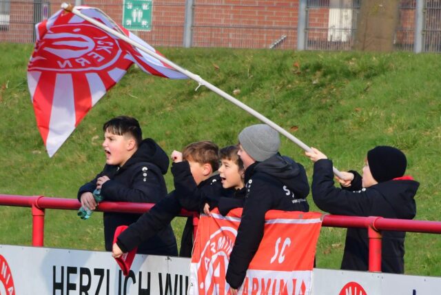 Auch die jüngsten Fans wollten sich das Testspiel-Derby zwischen der SG Arminia/Victoria und dem VfB Habinghorst nicht entgehen lassen.
