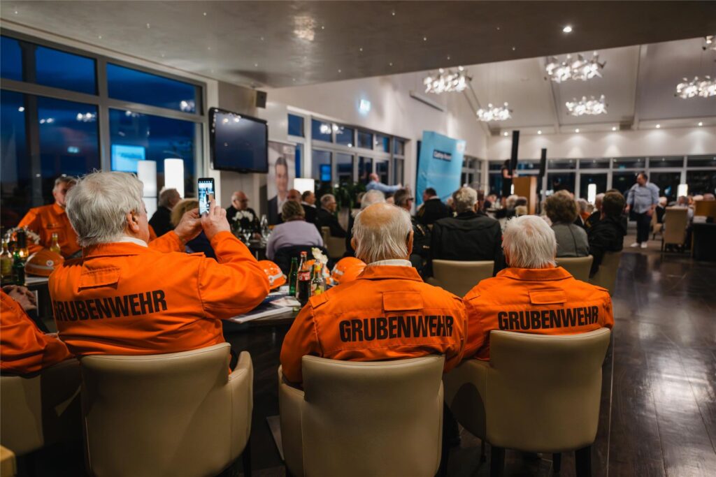 Die Sänger der ehemaligen Grubenwehr des Bergwerks Ewald Fortsetzung waren ganz in Orange gekleidet.