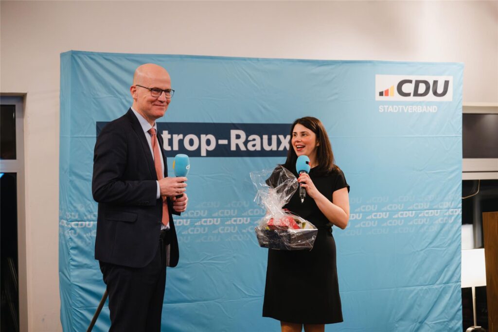 Zum Dank überreichte Yasemin Breilmann ein Geschenk an Ralph Brinkhaus.
