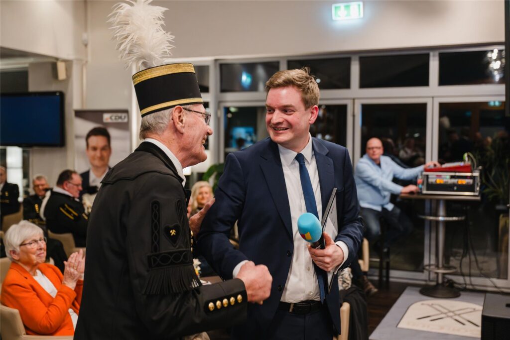 Michael Breilmann verlieh Hans-Dieter Pröve den Ehrenpreis.