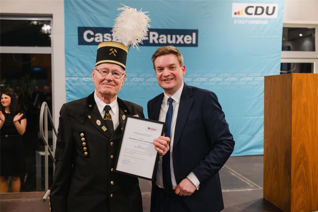 Michael Breilmann verlieh Hans-Dieter Pröve den Ehrenpreis.