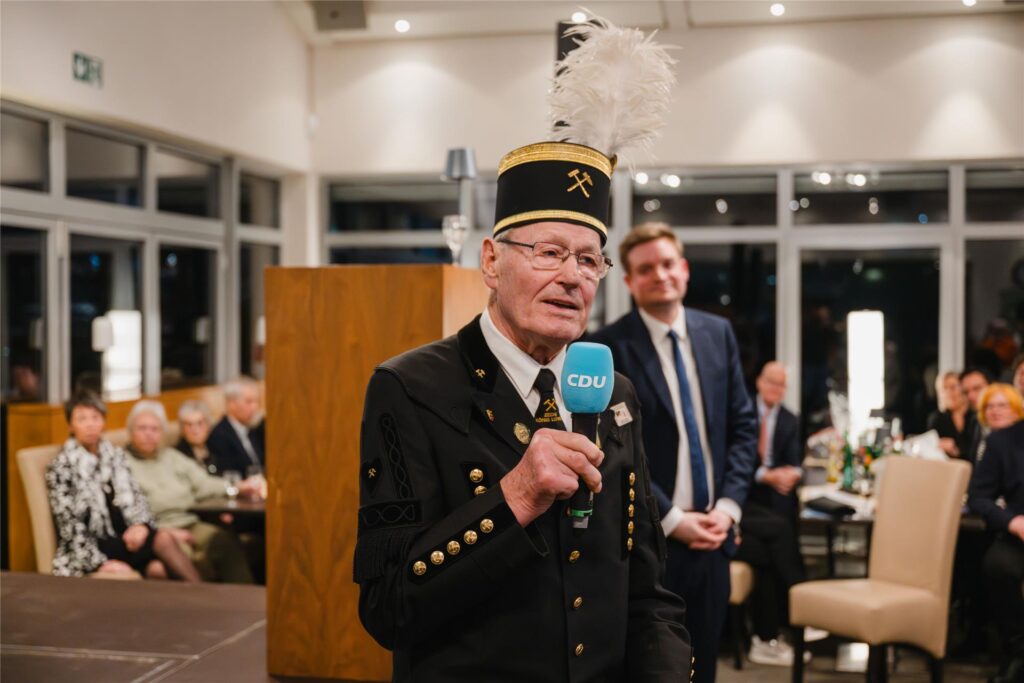 Hans-Dieter Pröve bedankte sich für den Ehrenpreis und die große Unterstützung durch seine Kollegen.