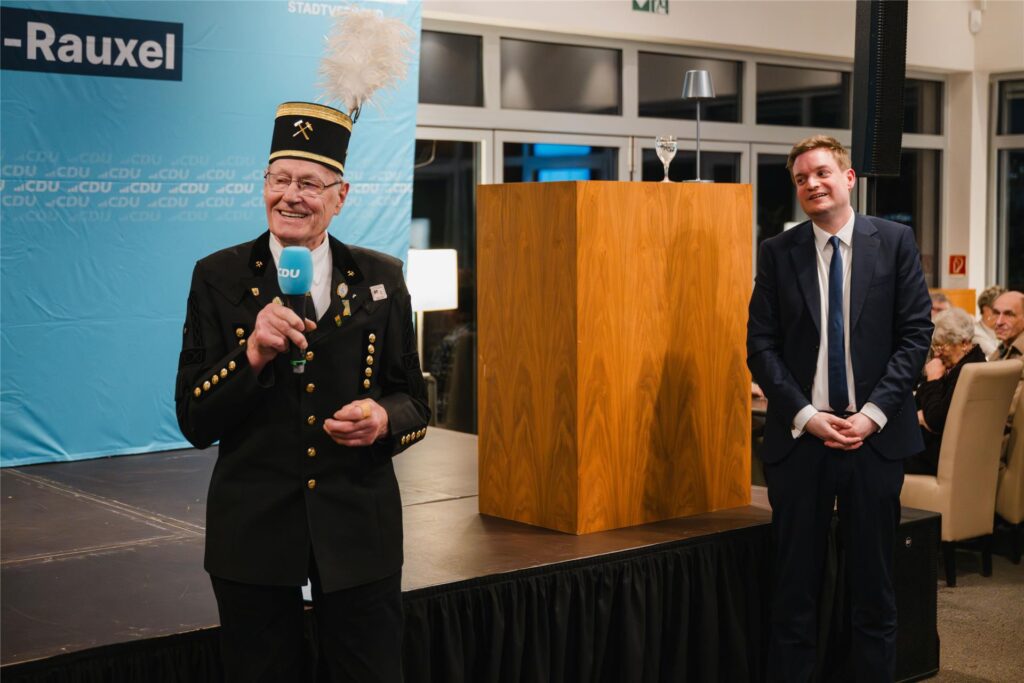 Hans-Dieter Pröve bedankte sich für den Ehrenpreis und die große Unterstützung durch seine Kollegen.
