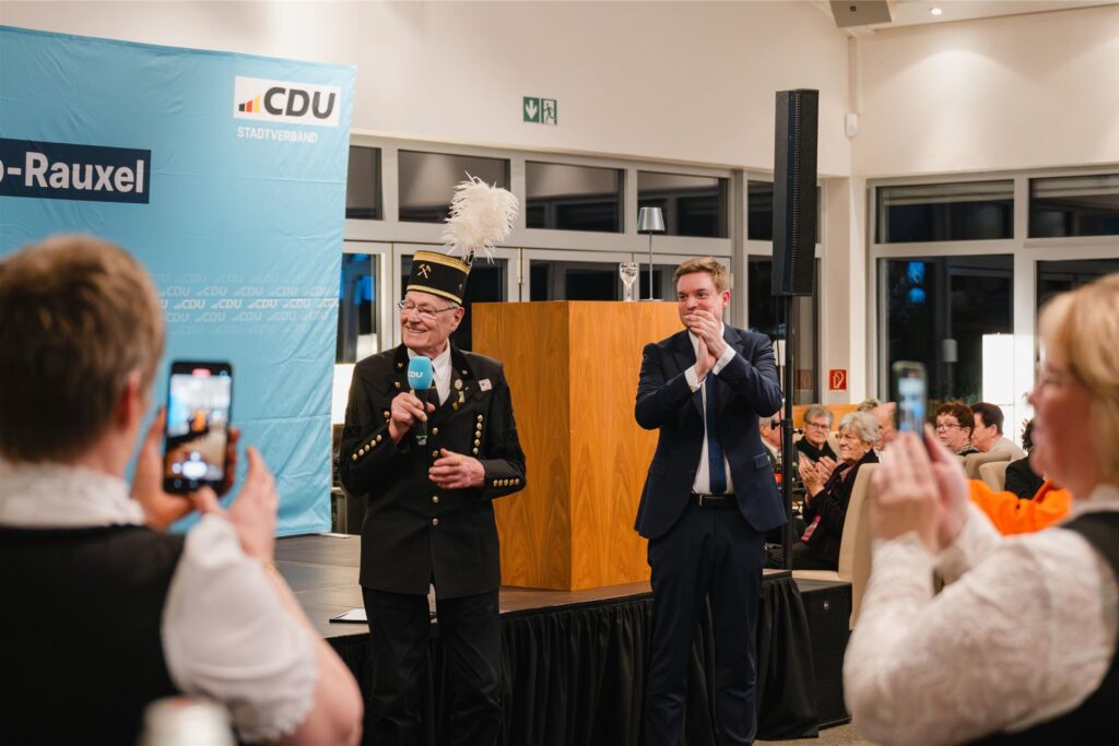 Hans-Dieter Pröve bedankte sich für den Ehrenpreis und die große Unterstützung durch seine Kollegen.