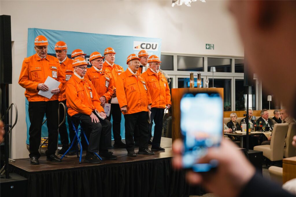 Die passende musikalische Laudatio lieferten die Sänger der ehemaligen Grubenwehr des Bergwerks Ewald Fortsetzung, die ganz in Orange ein Repertoire bekannter Bergmannslieder kredenzten.