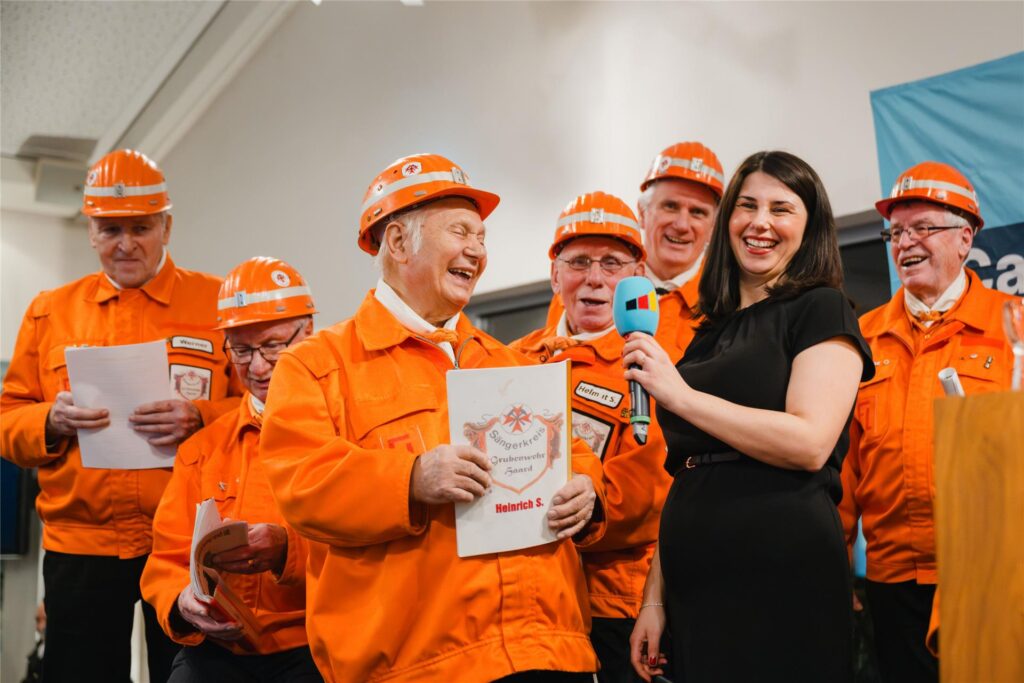 Die passende musikalische Laudatio lieferten die Sänger der ehemaligen Grubenwehr des Bergwerks Ewald Fortsetzung, die ganz in Orange ein Repertoire bekannter Bergmannslieder kredenzten.