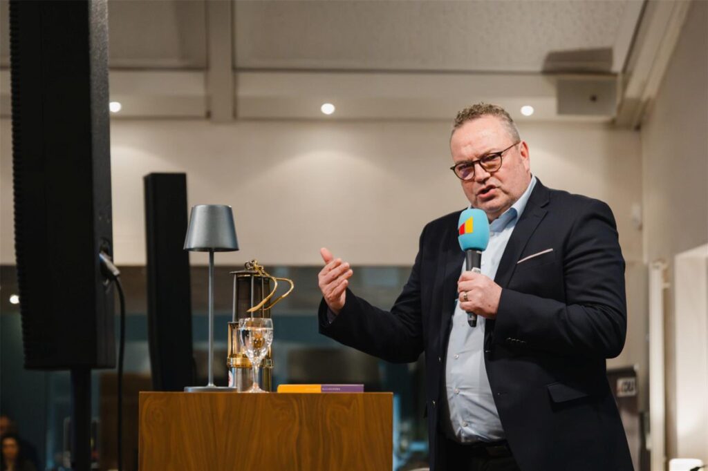 Landrat Bodo Klimpel stand ebenfalls für eine Rede auf der Bühe im Golfclub.