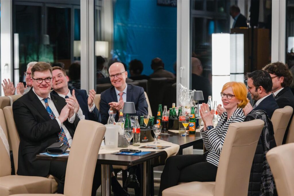 An den Tischen wurde viel applaudiert, so wie hier unter anderem von Carsten Papp, Michael Breilmann und Ralph Brinkhaus.