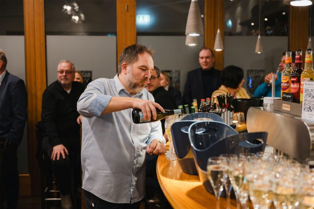 Getränke wurden an der Bar eingeschenkt.