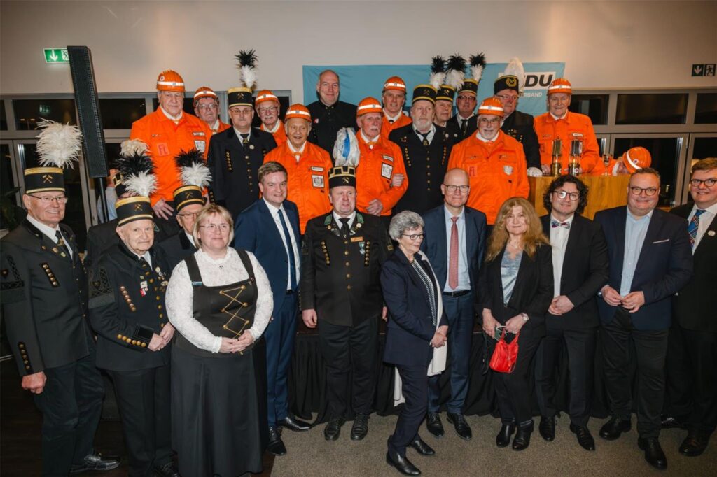 Die ganze CDU-Truppe stellt sich mit dem Bergmannschor (in Orange) zu einem großen Gruppenfoto zusammen.