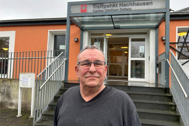 Martin Halfar steht vor dem Eingang des Treffpunkts Hachhausen in Datteln.