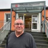 Martin Halfar steht vor dem Eingang des Treffpunkts Hachhausen in Datteln.