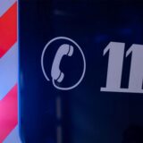 Die Notfallnummer 112 steht auf einem Rettungswagen.