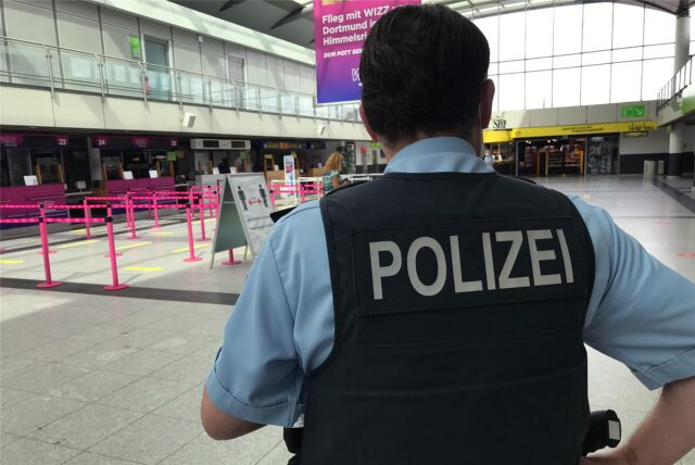Ein Polizist am Dortmunder Flughafen