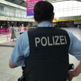 Ein Polizist am Dortmunder Flughafen