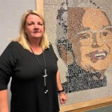 Stephanie Brzoza, Leiterin der Rosa-Parks-Gesamtschule Herten, vor einem großen Portrait der Namensgeberin der Schule.