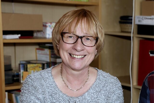 Ruth Gerdes vor einem Bücherregal