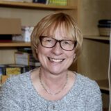 Ruth Gerdes vor einem Bücherregal
