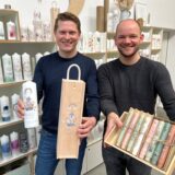 Die Inhaber von Kerzenonkel aus Haltern zeigen ihre Produkte.
