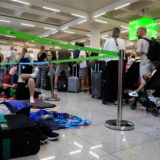 Reisende stehen im Flughafen von Palma de Mallorca Schlange.