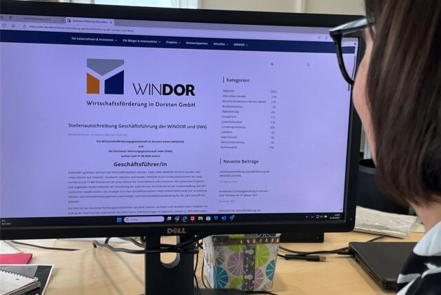 Eine Frau schaut auf einen Computerbildschirm. Darauf ist die Stellenausschreibung für die Geschäftsführung der Dorstener Wirtschaftsförderung zu sehen.