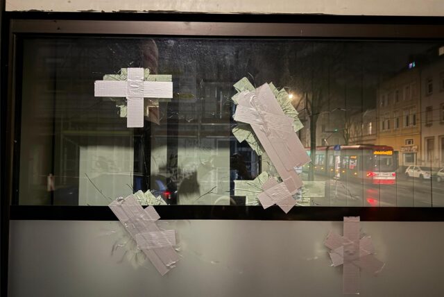 Mehrere Schüsse waren im Januar auf das Schaufenster eines Tattoostudios an der Rheinischen Straße in Dortmund abgegeben worden. Eine Tat, die offenbar mit einigen anderen Straftaten in Verbindung steht.