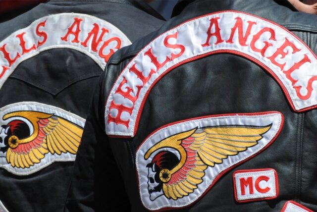 Auf den Kutten zweier Rocker ist das Logo und der Schriftzug der Hells Angels zu sehen. Das Logo zeigt einen Totenkopf mit geflügeltem Helm.