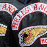 Auf den Kutten zweier Rocker ist das Logo und der Schriftzug der Hells Angels zu sehen. Das Logo zeigt einen Totenkopf mit geflügeltem Helm.