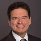 Thomas Bernemann (links in der Foto-Montage) lässt nach den Anschuldigungen gegen sein Unternehmen seine Arbeit im Rat der Stadt Recklinghausen ruhen und bezieht (auf eigenen Wunsch) auch keine Aufwandsentschädigungen mehr. Über Bernemanns „Doppelfunktion“ als Unternehmer und Vorsitzender des Wirtschaftsausschusses hat diese Redaktion mit dem Kommunalrecht-Experten Prof. Dr. Frank Bätge (rechts in der Foto-Montage) gesprochen.