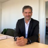 Andreas Wesche sitzt an einem Tisch.