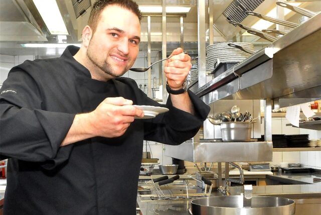 Daniel Georgiev probiert die Suppe.