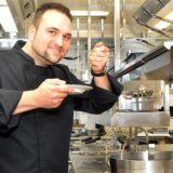 Daniel Georgiev probiert die Suppe.