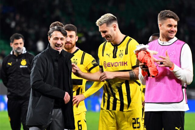 Niko Kovac klatscht mit Niklas Süle ab.