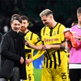Niko Kovac klatscht mit Niklas Süle ab.
