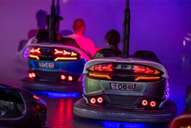 Besucher fahren auf einer Kirmes Autoscooter.