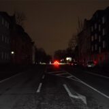 Eine Straße in Recklinghausen, die im Dunkeln liegt. Nur ein Auto spendet Licht.