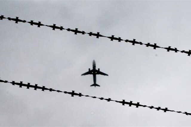 Ein Flugzeug ist hinter Stacheldraht zu sehen. Nordrhein-Westfalen hat im vergangenen Jahr 3118 Menschen abgeschoben – im Vergleich der Bundesländer sind das die meisten. 