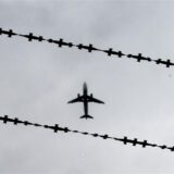 Ein Flugzeug ist hinter Stacheldraht zu sehen. Nordrhein-Westfalen hat im vergangenen Jahr 3118 Menschen abgeschoben – im Vergleich der Bundesländer sind das die meisten. 